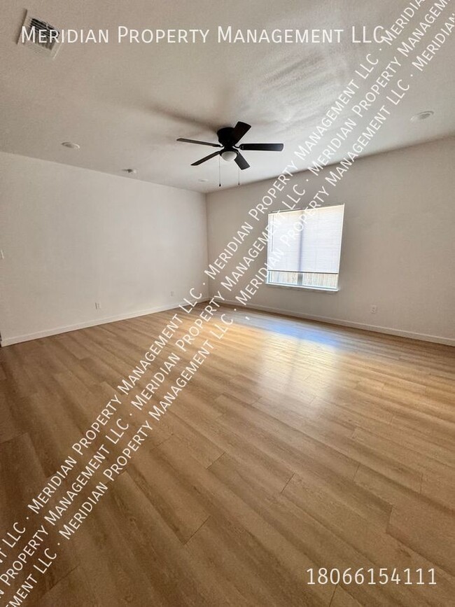 Building Photo - Three bed, Three bath Near TTU