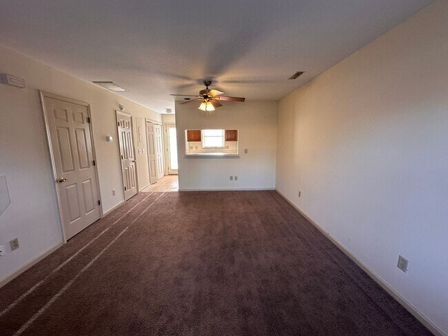 Building Photo - 2 Bed 1.5 Bath Town House