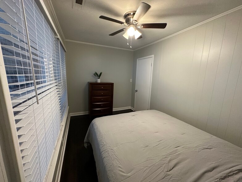 Building Photo - 505 Ward Ave NE