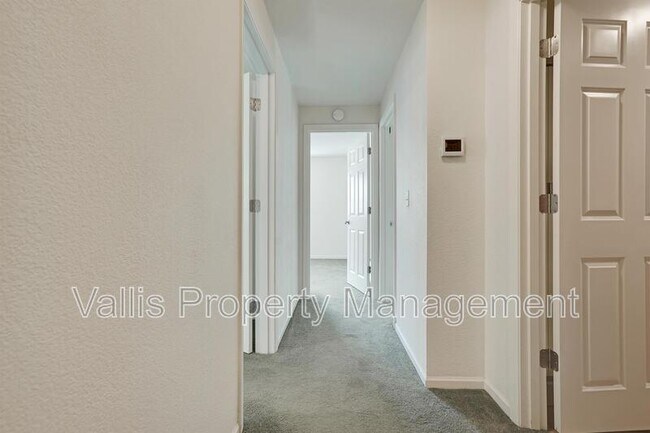 Building Photo - 3385 Camellia Dr S