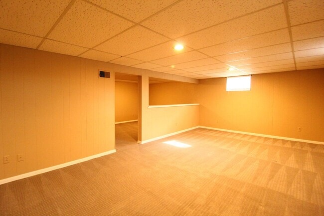 Building Photo - February FREE On This 3 Bedroom 2.5 Bath Home In Overland Park