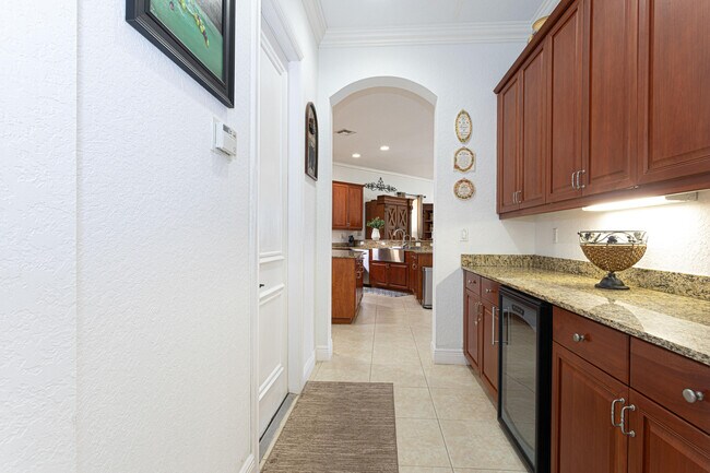 Building Photo - 10703 Versailles Blvd
