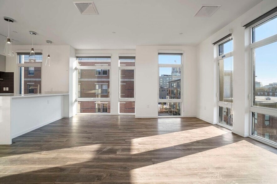 Building Photo - 845 Beacon St