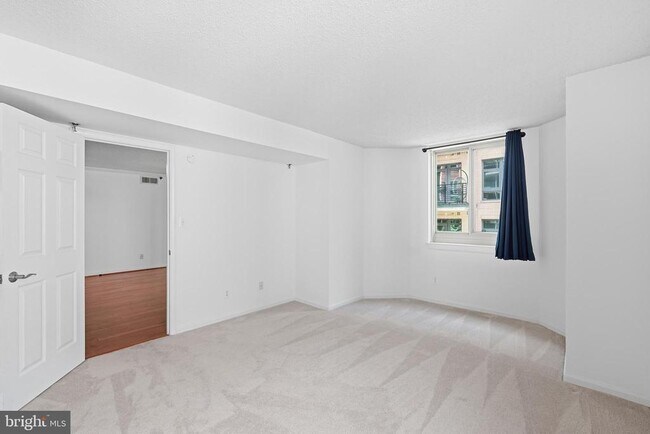Building Photo - 1024 N Utah St