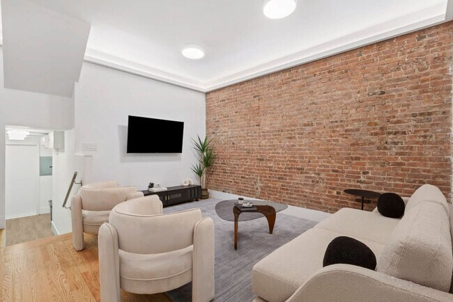 Building Photo - 125 E 83rd St