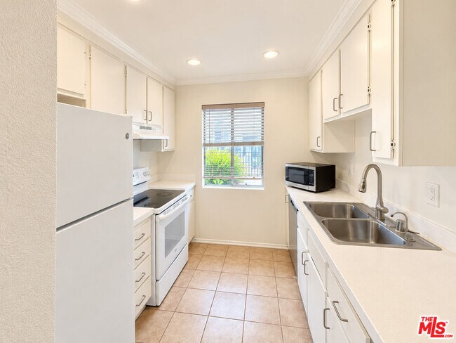 Building Photo - 7101 Summertime Ln