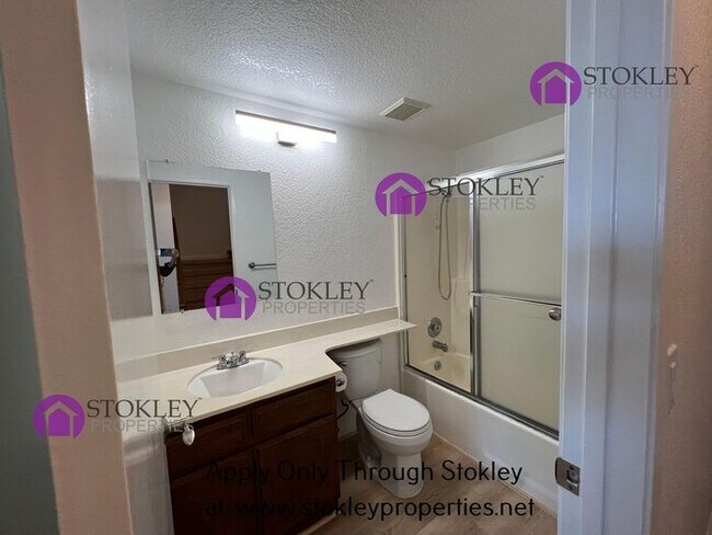 Building Photo - 523 Bustos Pl