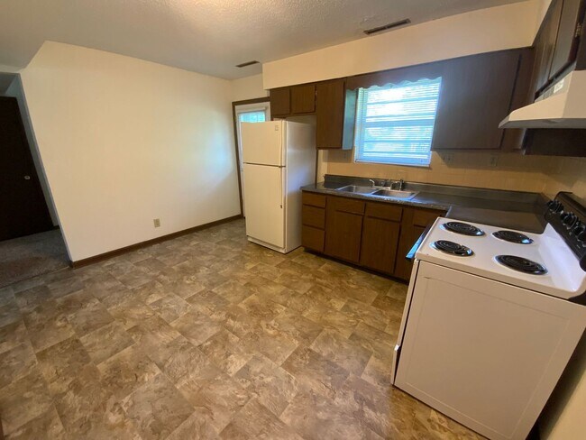 Building Photo - 560 NE Park Ln