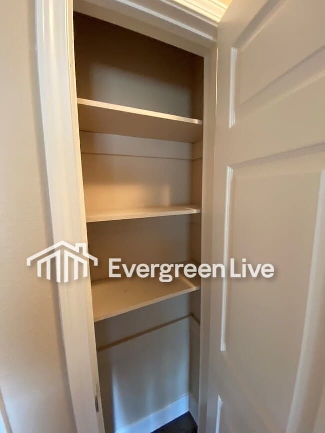 Building Photo - 558 Carrier Dr