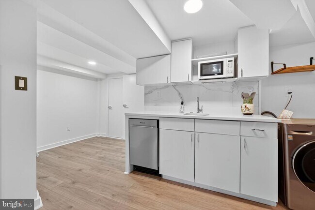 Building Photo - 1607 D St NE