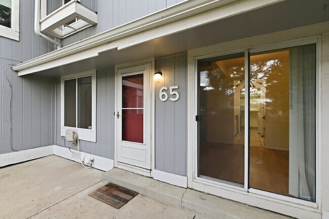 Building Photo - $1,645.95, 2 bed, 1.5 bath, located in Lakewood with Washer and Dryer