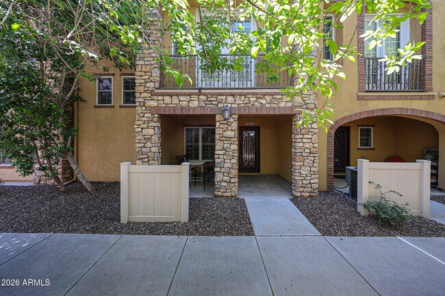 Building Photo - 2434 E Roma Ave