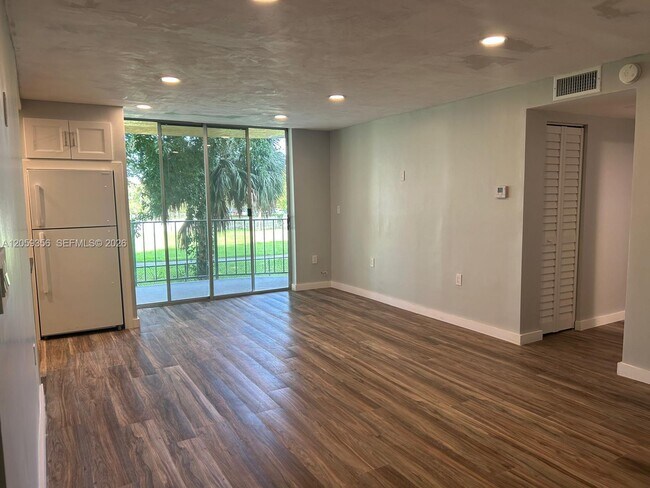 Building Photo - 9320 Fontainebleau Blvd