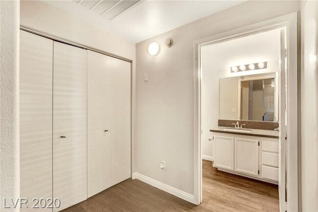 Building Photo - Gorgeous 2bedoom condo ready for immediate move-in!