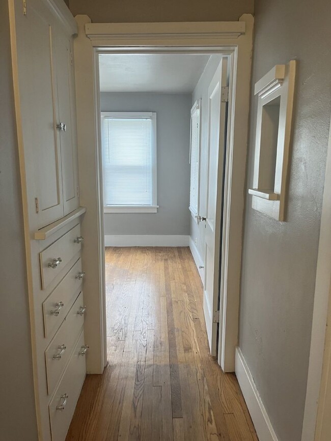 Building Photo - Charming 2-Bedroom Home near Uptown.