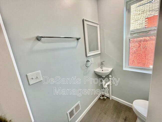 Building Photo - 2 Edith Pl