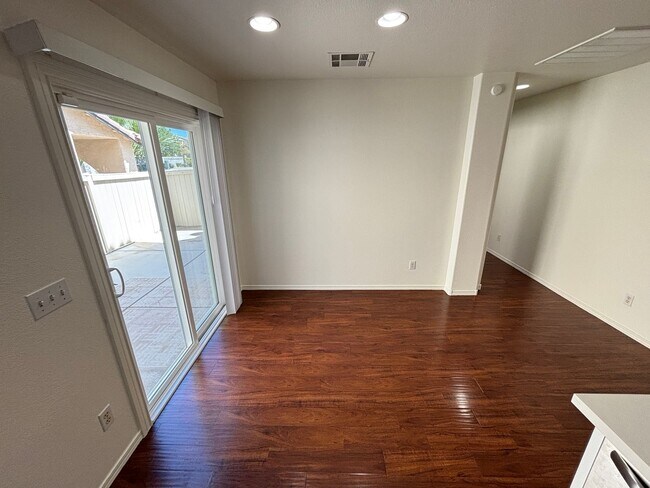 Building Photo - Beautiful 5Bed/2.5Bath/2Car home located near Seven Hills