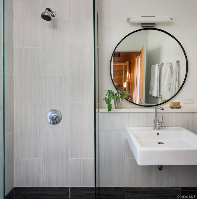 Building Photo - 425 Lake Dr