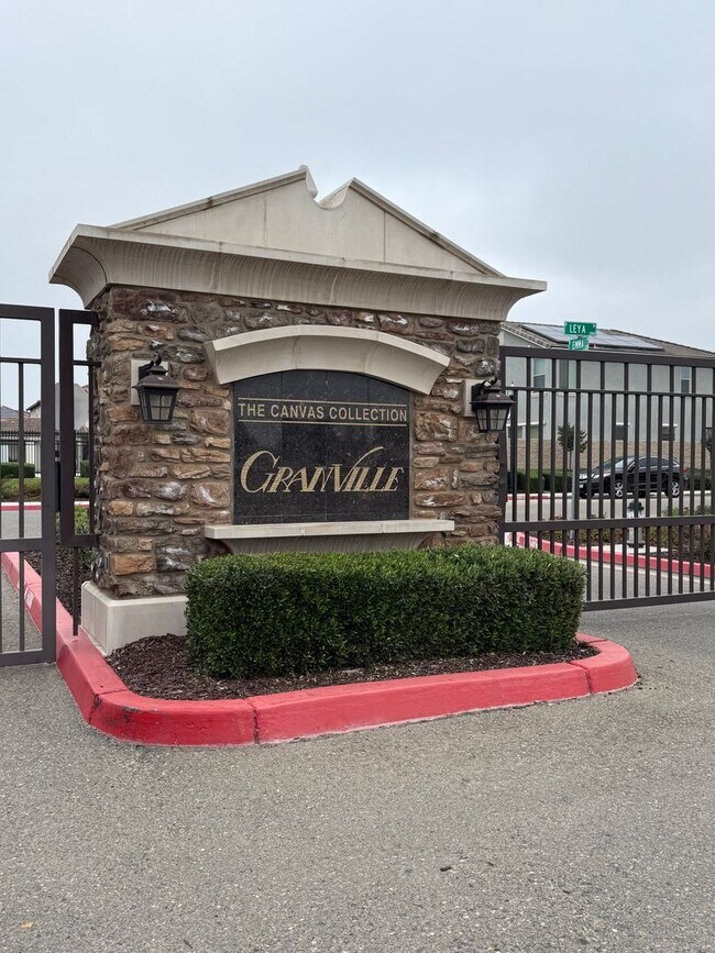 Building Photo - Charming 3-Bedroom Home in Family-Friendly 93727 Neighborhood