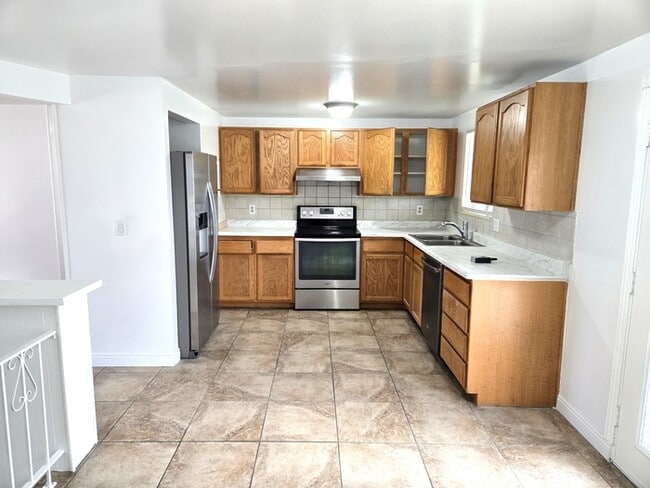 Building Photo - 5 Bedroom Home-Taylorsville