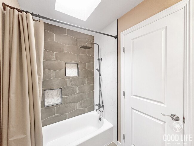 Building Photo - Spacious 2 BD- 2 BA Condo w/ Large Private Balcony, AC, and In-Unit W/D!