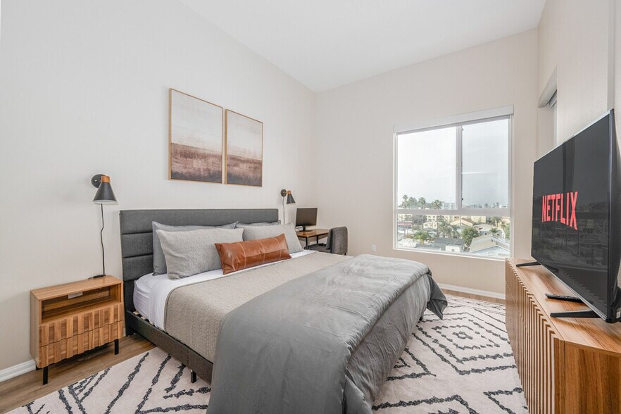 Building Photo - 4384 Iowa St