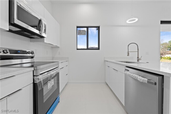 Building Photo - 3808 10th St SW