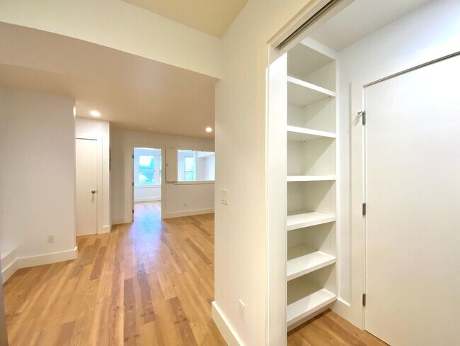 Building Photo - REMODELED 1BR in Haight! Yard Access. IN-UNIT LAUNDRY! DISHWASHER!