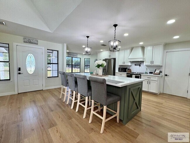 Building Photo - 35059 Anaqua Dr
