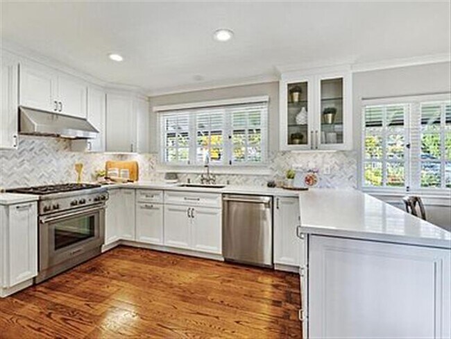 Building Photo - Remodeled interiors 3 Bed 2 Bath in Hillsb...