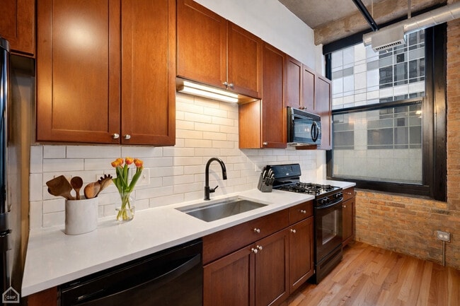 Building Photo - 210 S Desplaines St
