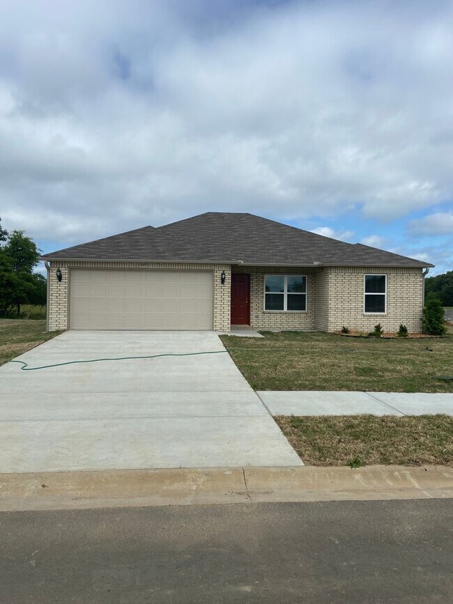 Building Photo - *Pre-leasing* Three Bedroom | Two Bath Hom...