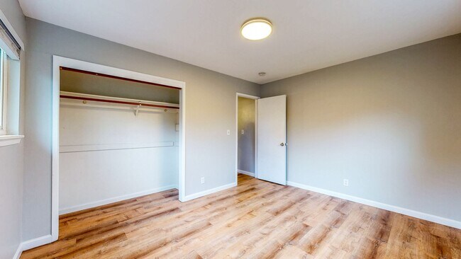 Building Photo - 3 Bedroom 2 Full Bath with Private Yard and 1 Car Garage !