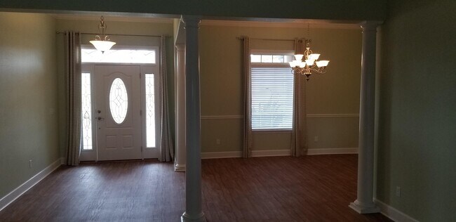 Building Photo - 565 Twin Ponds Dr