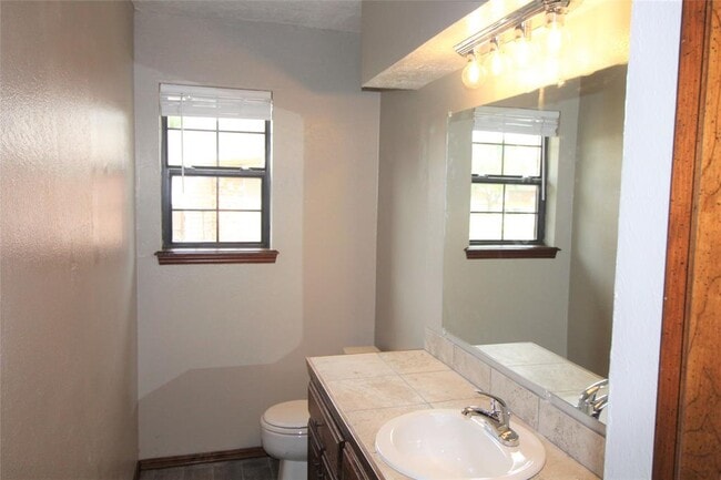 Building Photo - 225 Skylark Ct