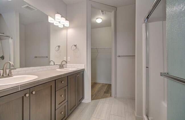 Building Photo - 3bd 2.5ba Daylight Ranch Home on Corner Lot