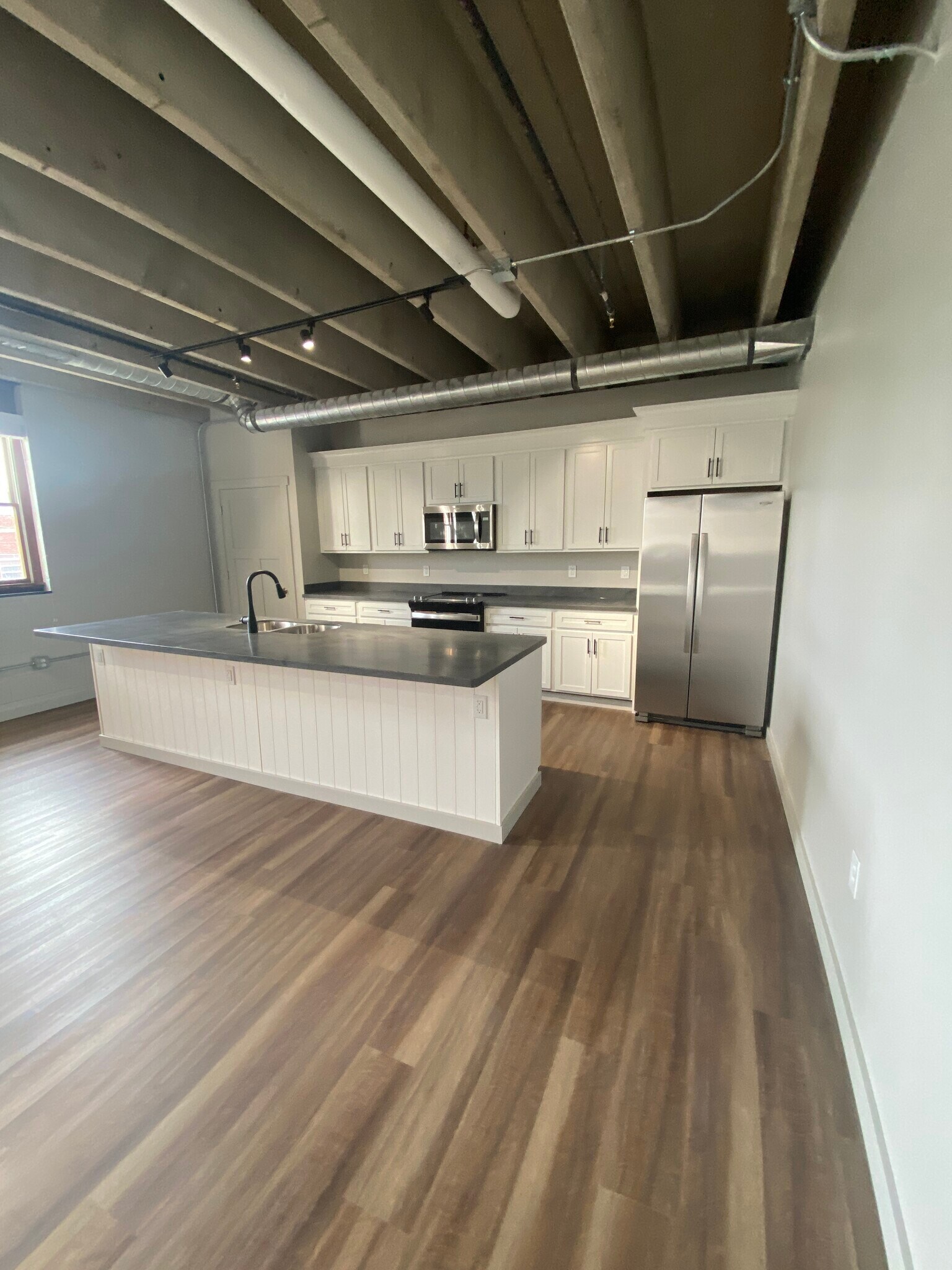 Building Photo - 19 E Race St