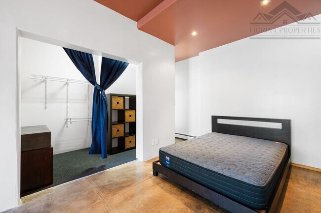 Building Photo - Bright Midtown Studio Loft