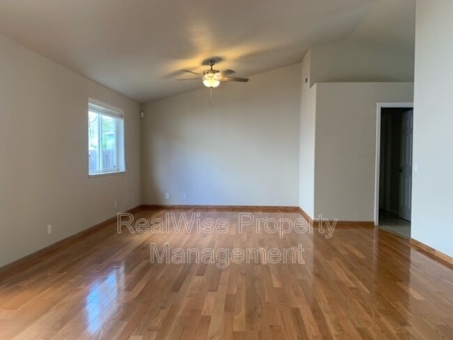 Building Photo - 112 SE Independence Dr