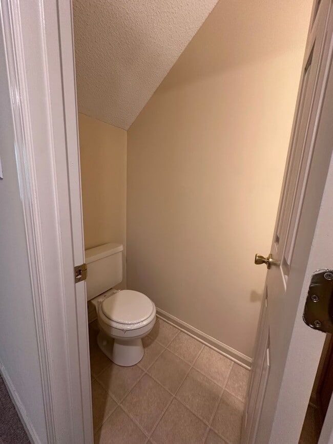 Building Photo - 2 Bed, 1.5 Bath Townhome in Prime Location...