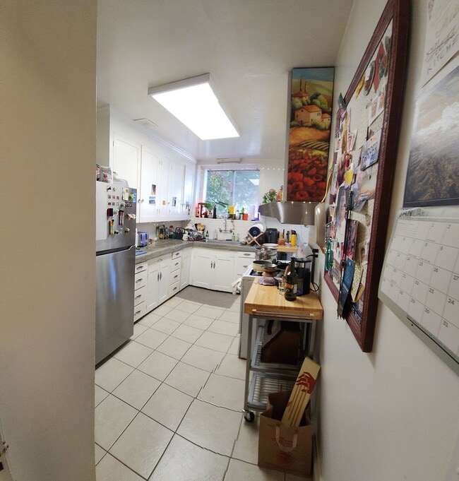 Building Photo - 7 Bedroom 3 bath home close to POLY!!!!