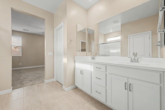 Building Photo - 4 bedroom 1 Story Home