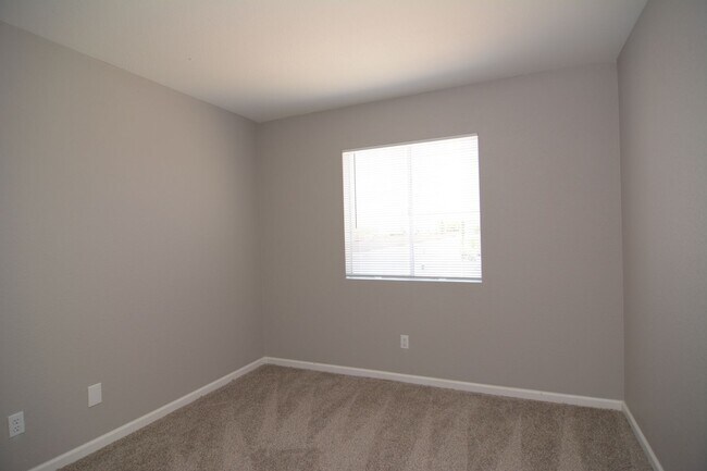 Building Photo - Remodeled 3 Bedroom 2.5 Bath House! West T...