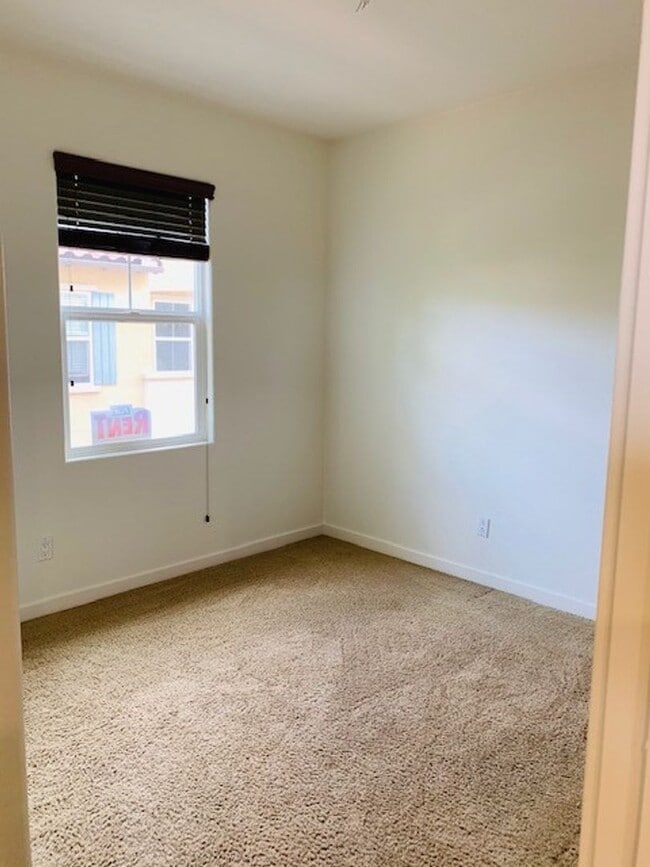 Building Photo - Beautiful & Spacious 3/3 In the Solaire Co...