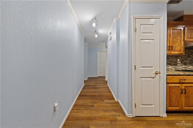 Building Photo - 25 34th St