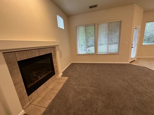 Building Photo - Charming 4 bedroom, 2 bathroom single fami...