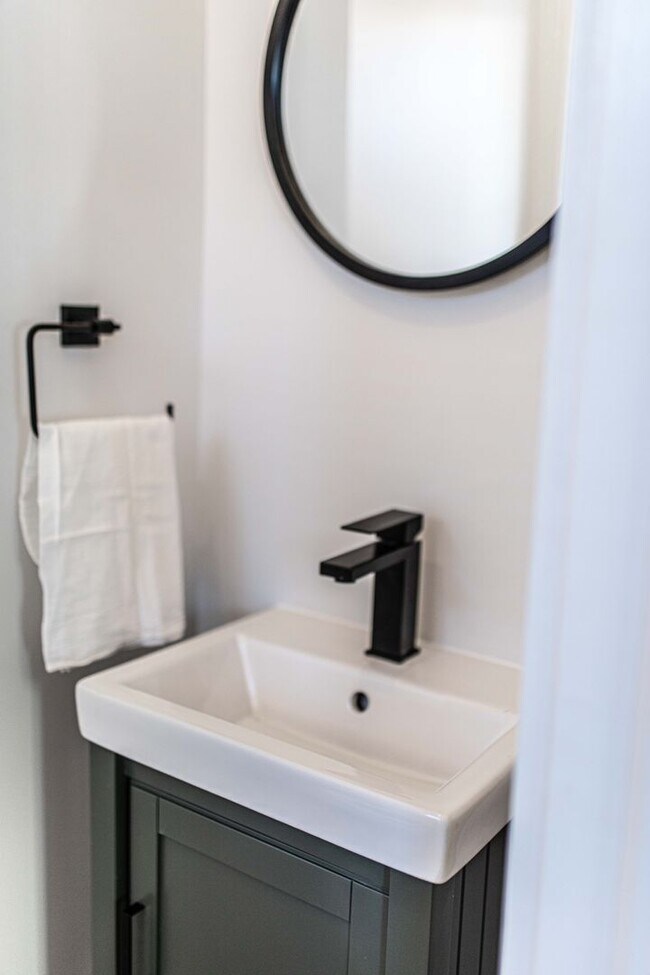 Building Photo - 617 E Chestnut St