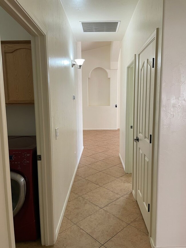 Building Photo - 1994 Willow Oak Ln