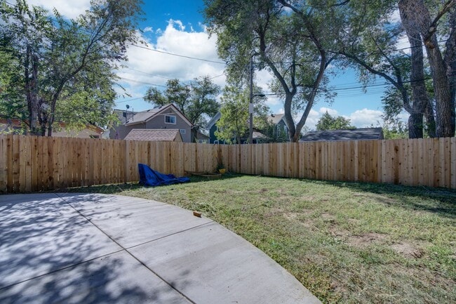 Building Photo - Turn of the Century Bungalow 1 bed, Downtown, 1 Block from CO College