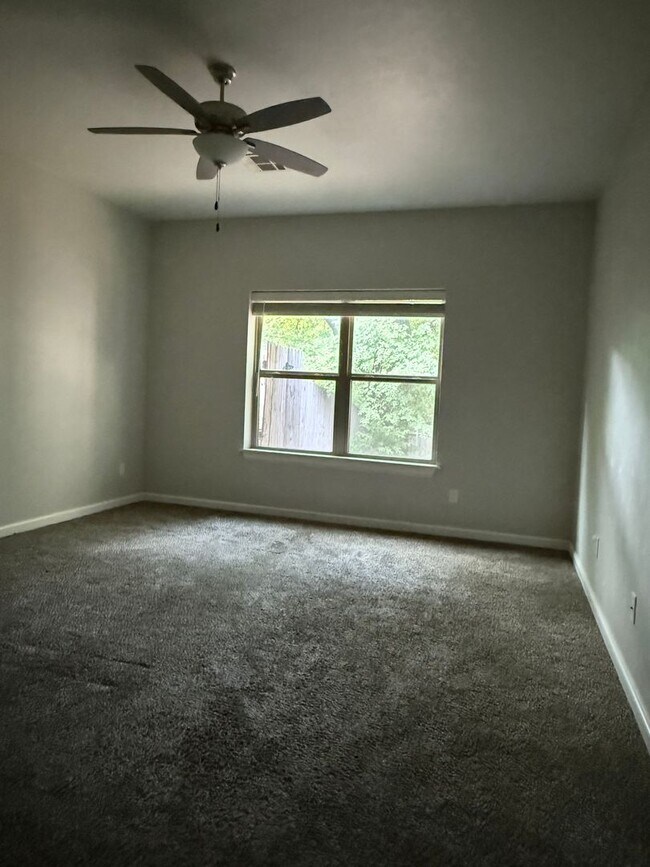 Building Photo - Amazing 3 bed 2 bath duplex near NW 122nd St